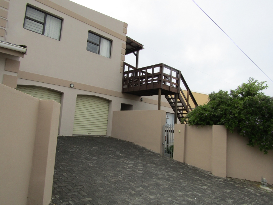 8 Bedroom Property for Sale in Wavecrest Eastern Cape